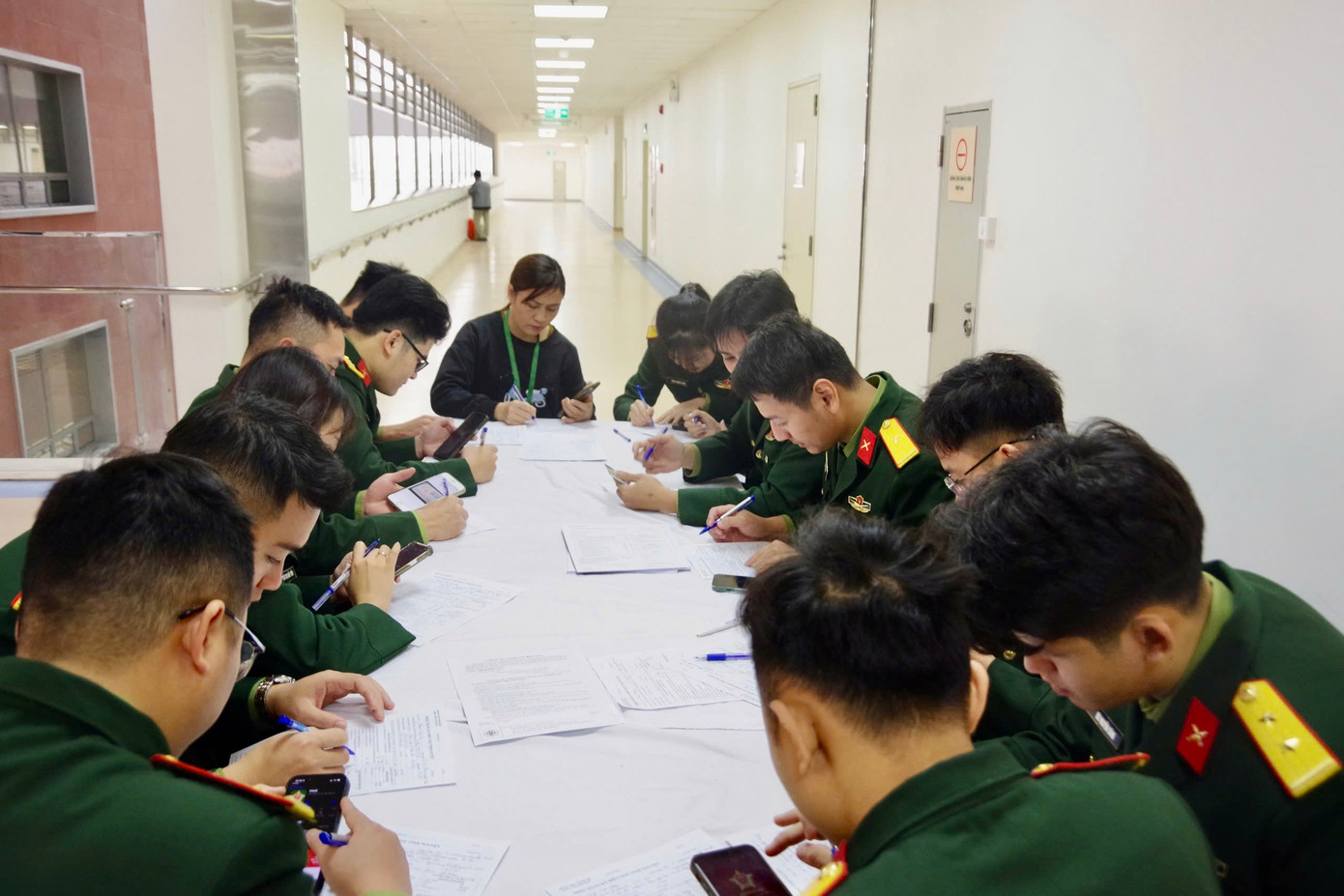 Các cán bộ, đoàn viên, thanh niên tham gia buổi hiến máu tình nguyện tại Bệnh viện Trung ương Quân đội 108. Các cán bộ, đoàn viên, thanh niên tham gia buổi hiến máu tình nguyện tại Bệnh viện Trung ương Quân đội 108.