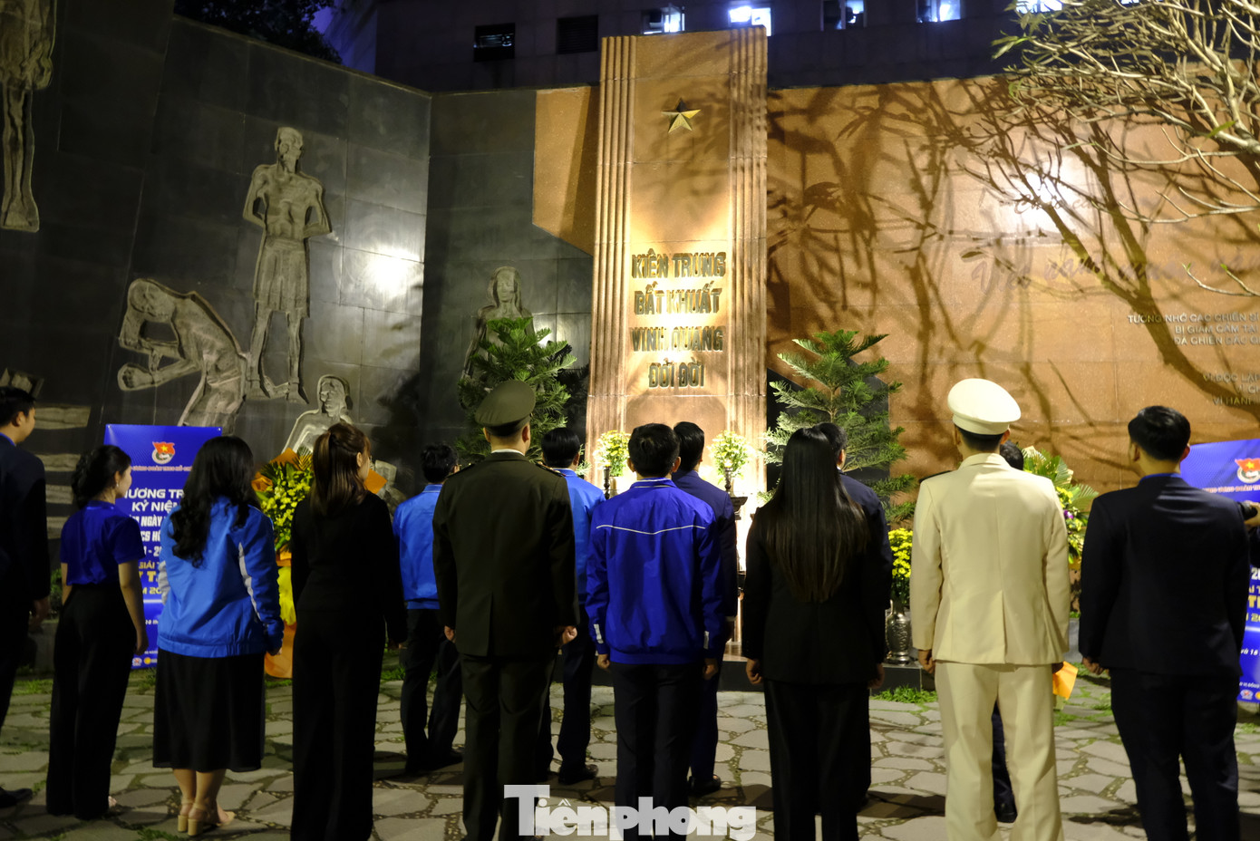 Anh Bùi Minh Tuấn - Ủy viên Ban Thường vụ, Trưởng Ban Tổ chức - Kiểm tra T.Ư Đoàn dẫn đầu đoàn đại biểu dâng hương tại Đài tưởng niệm các chiến sĩ yêu nước, cách mạng bị bắt, tù đày tại Nhà tù Hỏa Lò. Ảnh: Châu Linh