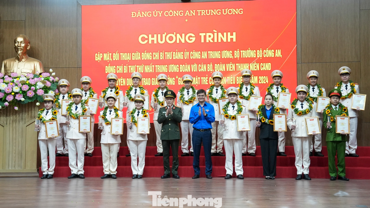 Đại tướng Lương Tam Quang - Bộ trưởng Bộ Công an và anh Bùi Quang Huy - Bí thư thứ nhất T.Ư Đoàn trao Giải thưởng Gương mặt trẻ Công an tiêu biểu năm 2024. Đại tướng Lương Tam Quang - Bộ trưởng Bộ Công an và anh Bùi Quang Huy - Bí thư thứ nhất T.Ư Đoàn trao Giải thưởng Gương mặt trẻ Công an tiêu biểu năm 2024.