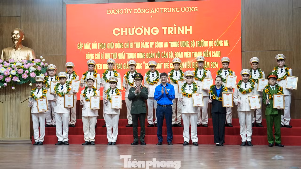 Đại tướng Lương Tam Quang - Bộ trưởng Bộ Công an và anh Bùi Quang Huy - Bí thư thứ nhất T.Ư Đoàn trao Giải thưởng Gương mặt trẻ Công an tiêu biểu năm 2024.