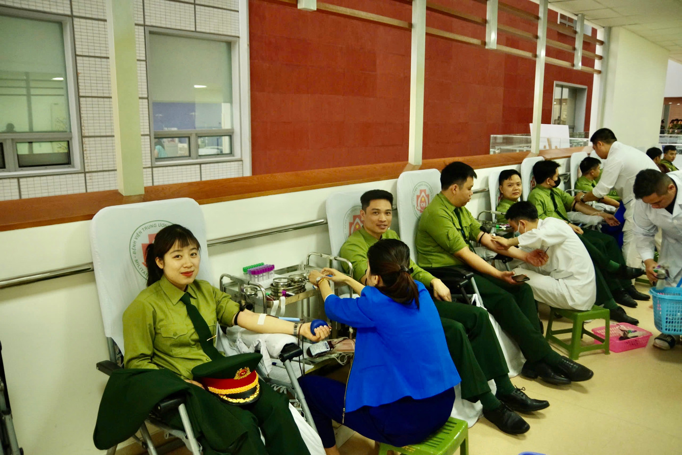 Các cán bộ, đoàn viên, thanh niên tham gia buổi hiến máu tình nguyện tại Bệnh viện Trung ương Quân đội 108. Các cán bộ, đoàn viên, thanh niên tham gia buổi hiến máu tình nguyện tại Bệnh viện Trung ương Quân đội 108.