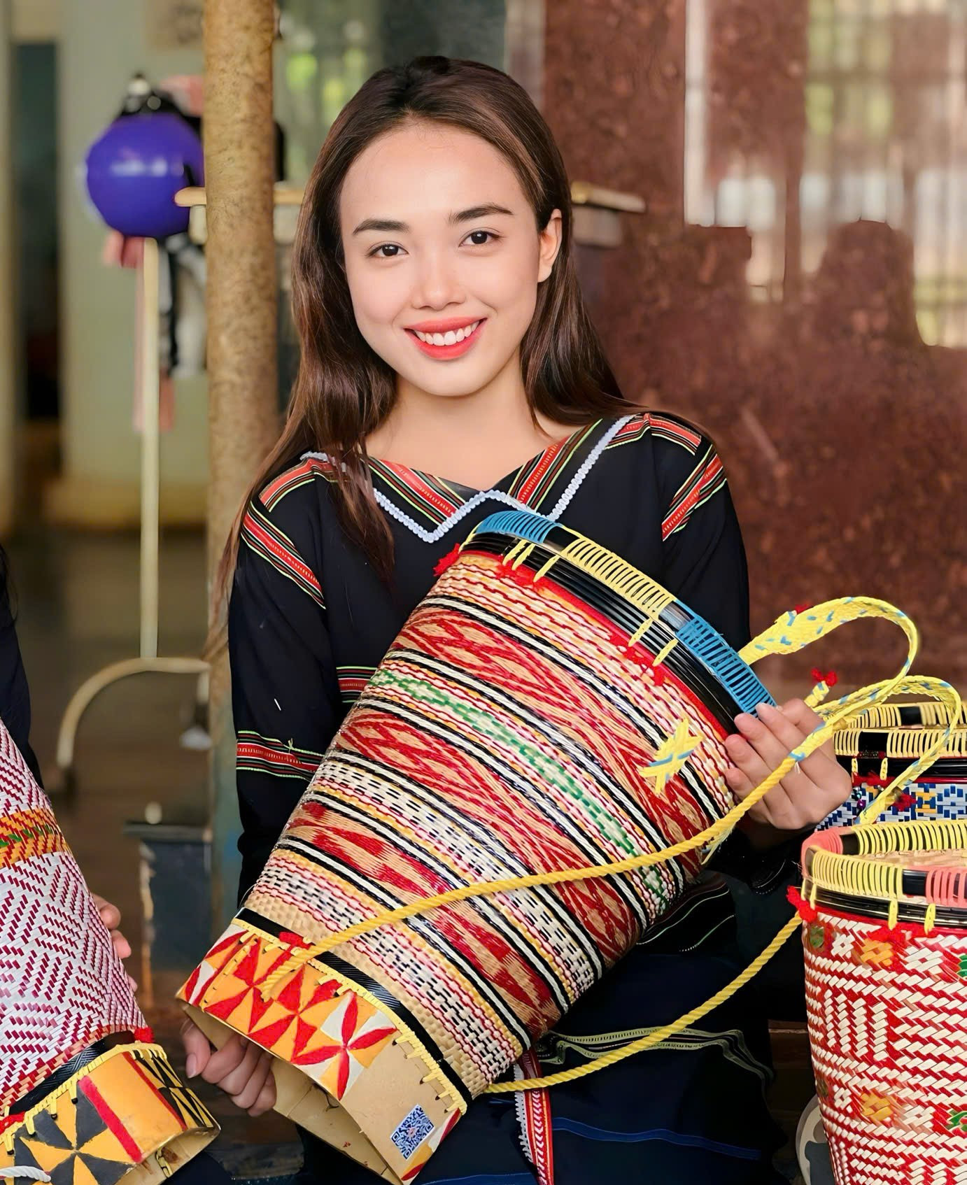 Chị Rơ Mah H'Dịu tâm huyết với sản phẩm thủ công làm từ tre, mang đậm giá trị văn hóa truyền thống của người Jrai. Ảnh: NVCC Chị Rơ Mah H'Dịu tâm huyết với sản phẩm thủ công làm từ tre, mang đậm giá trị văn hóa truyền thống của người Jrai. Ảnh: NVCC