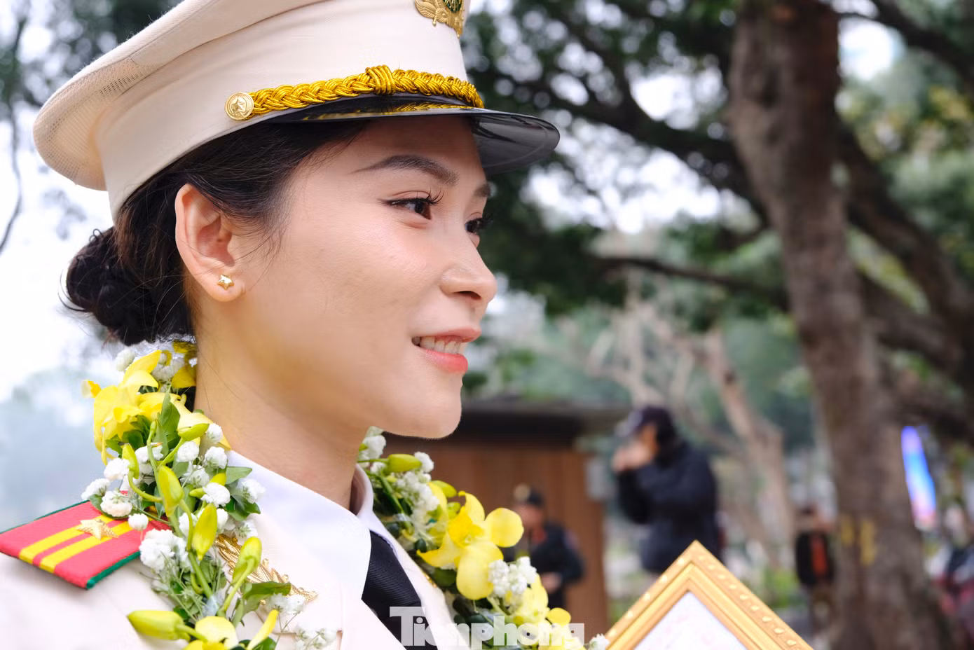 Chị là Thiếu tá Phạm Thanh Mai - nữ cán bộ duy nhất trong Top 10 Gương mặt trẻ Công an Thủ đô tiêu biểu xuất sắc được vinh danh. Ảnh: Châu Linh