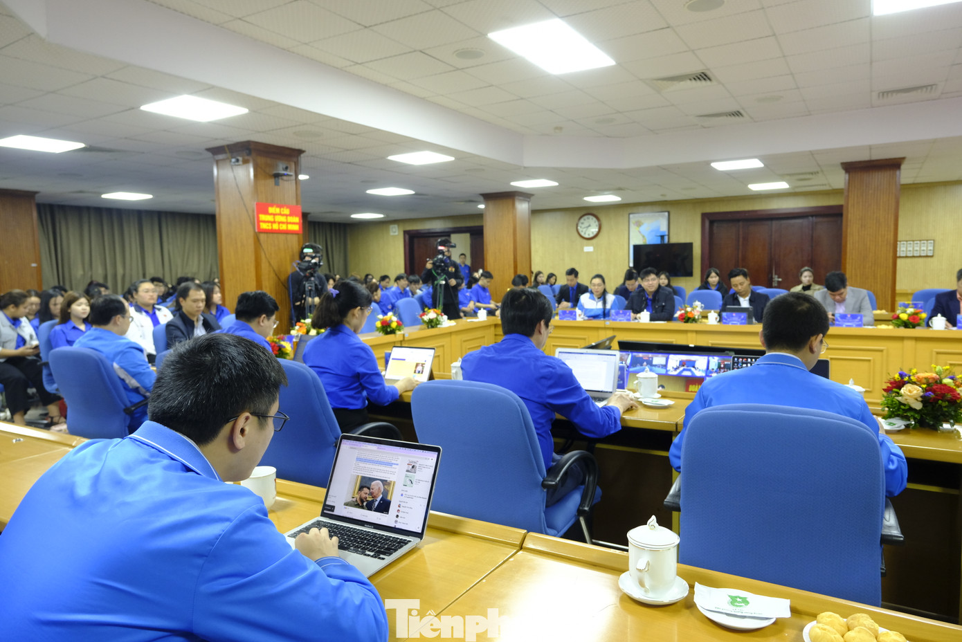 Toàn cảnh Tọa đàm trực tuyến với chủ đề “Xây dựng Đoàn vững mạnh là xây dựng Đảng trước một bước”. Ảnh: Châu Linh Toàn cảnh Tọa đàm trực tuyến với chủ đề “Xây dựng Đoàn vững mạnh là xây dựng Đảng trước một bước”. Ảnh: Châu Linh