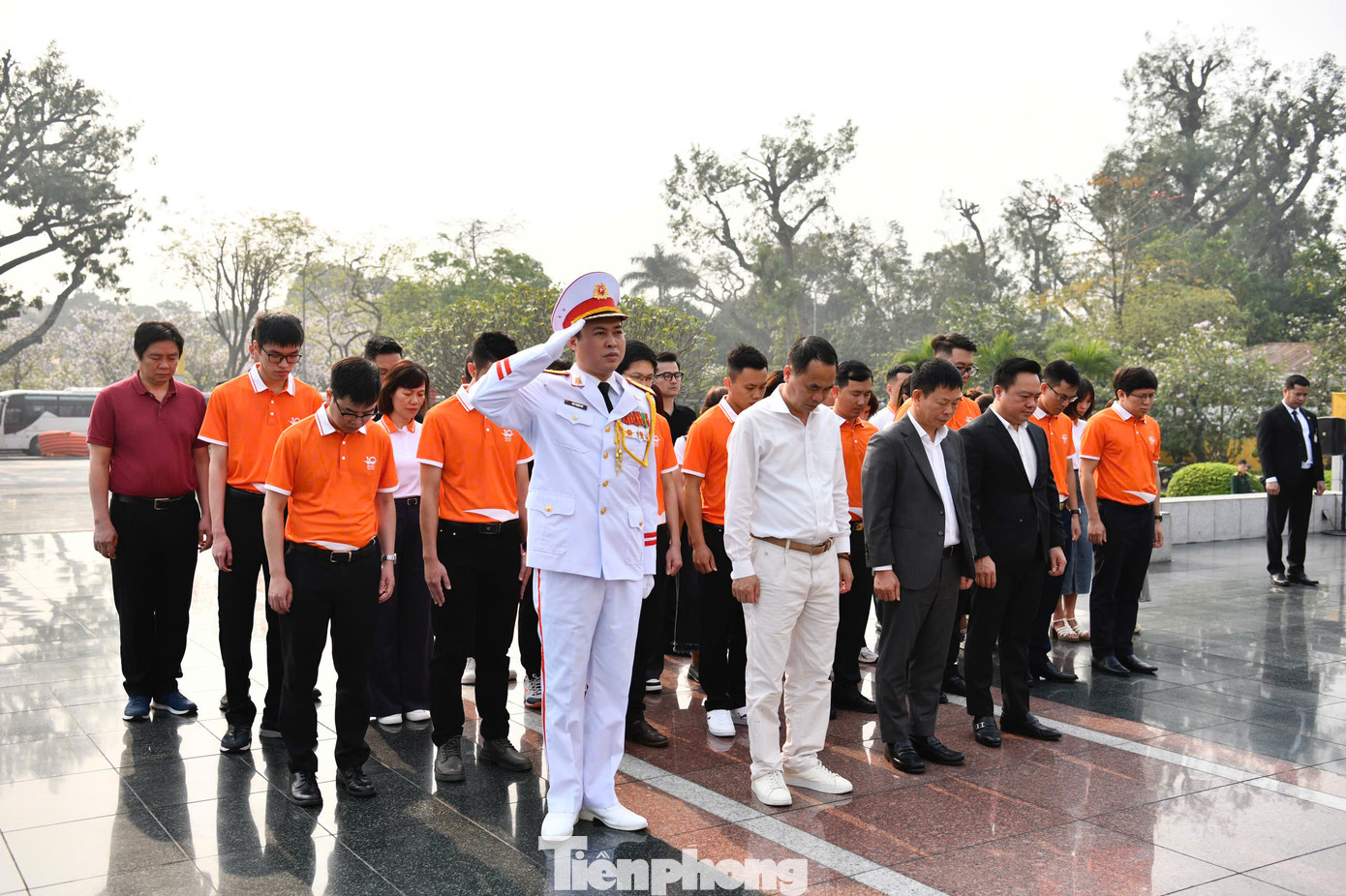 Đại biểu Gương mặt trẻ Việt Nam tiêu biểu và triển vọng tưởng niệm các Anh hùng Liệt sĩ.