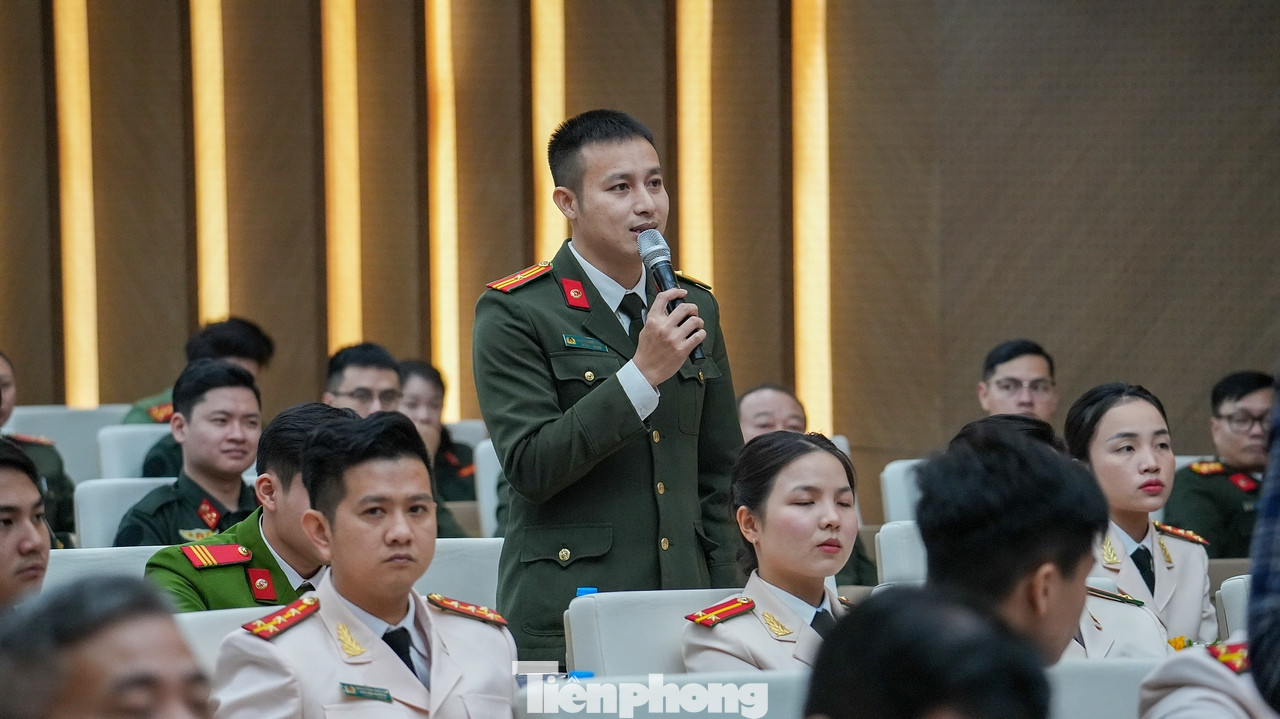 Thiếu tá Trương Quốc Việt - Học viện An ninh nhân dân đặt câu hỏi tại buổi đối thoại. Thiếu tá Trương Quốc Việt - Học viện An ninh nhân dân đặt câu hỏi tại buổi đối thoại.