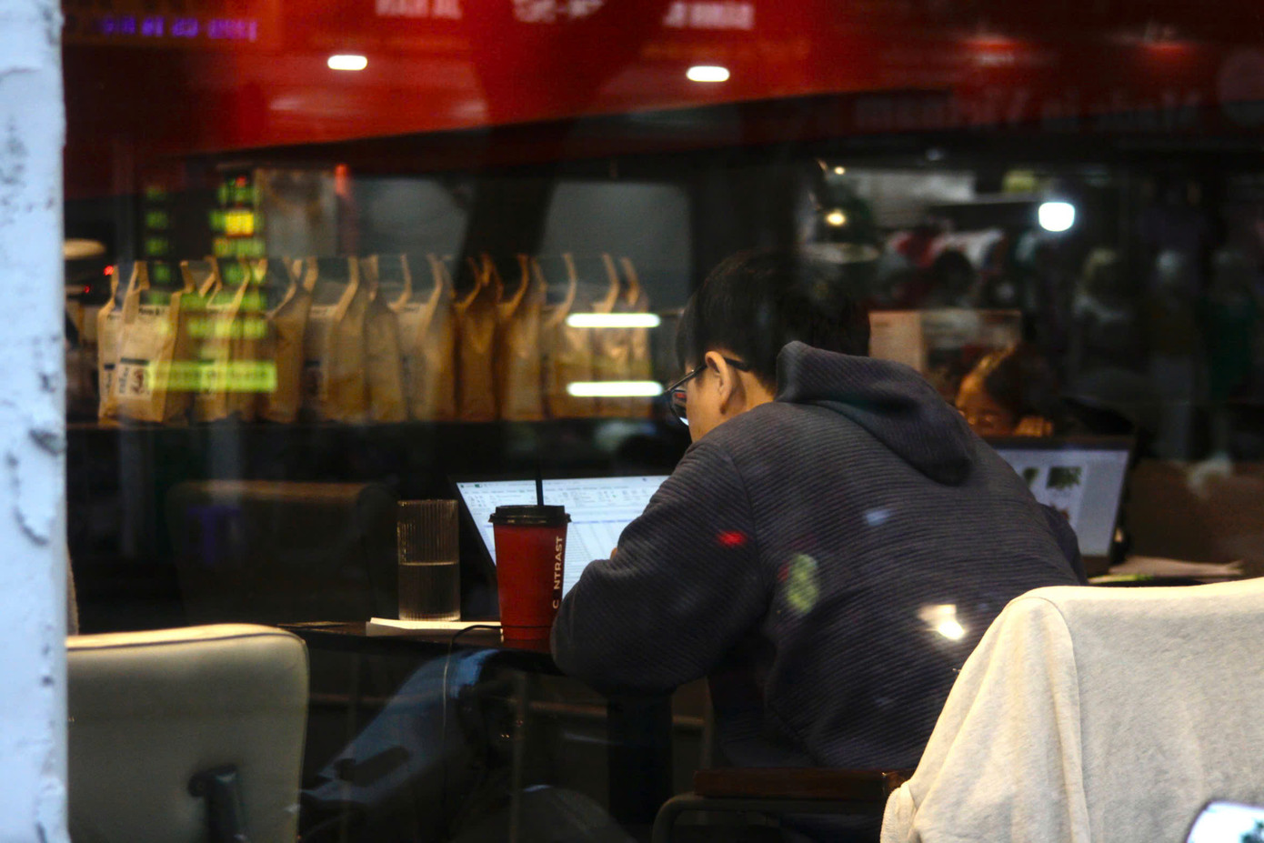 Theo anh Minh, tuy bản thân không có thành kiến với chạy theo trào lưu, nhưng cũng không đề cao hay có suy nghĩ cứ phải đu trend thì mới là hiện đại, là bắt kịp xu hướng. Theo anh Minh, tuy bản thân không có thành kiến với chạy theo trào lưu, nhưng cũng không đề cao hay có suy nghĩ cứ phải đu trend thì mới là hiện đại, là bắt kịp xu hướng.