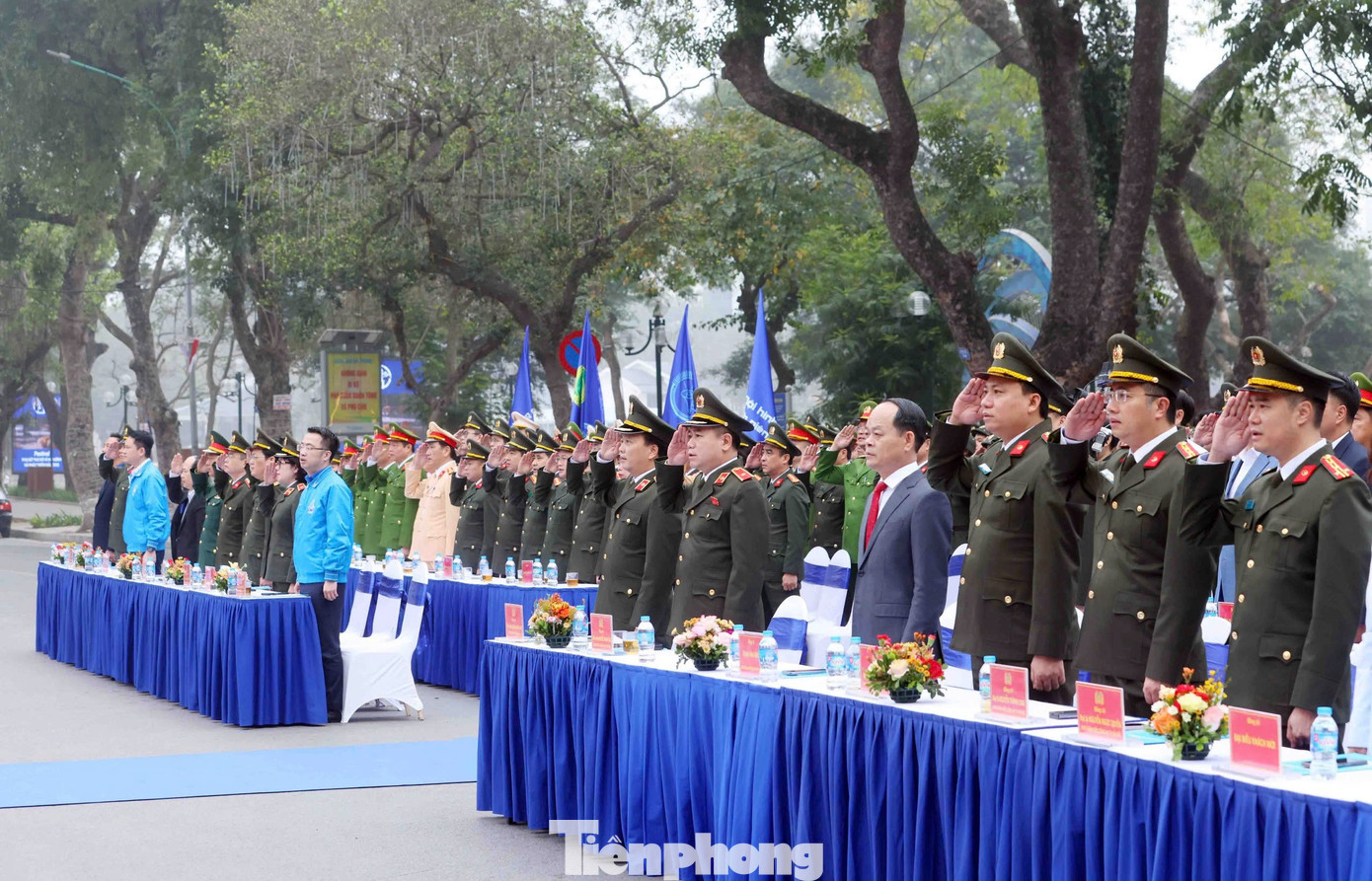 Đại biểu thực hiện nghi thức chào cờ.