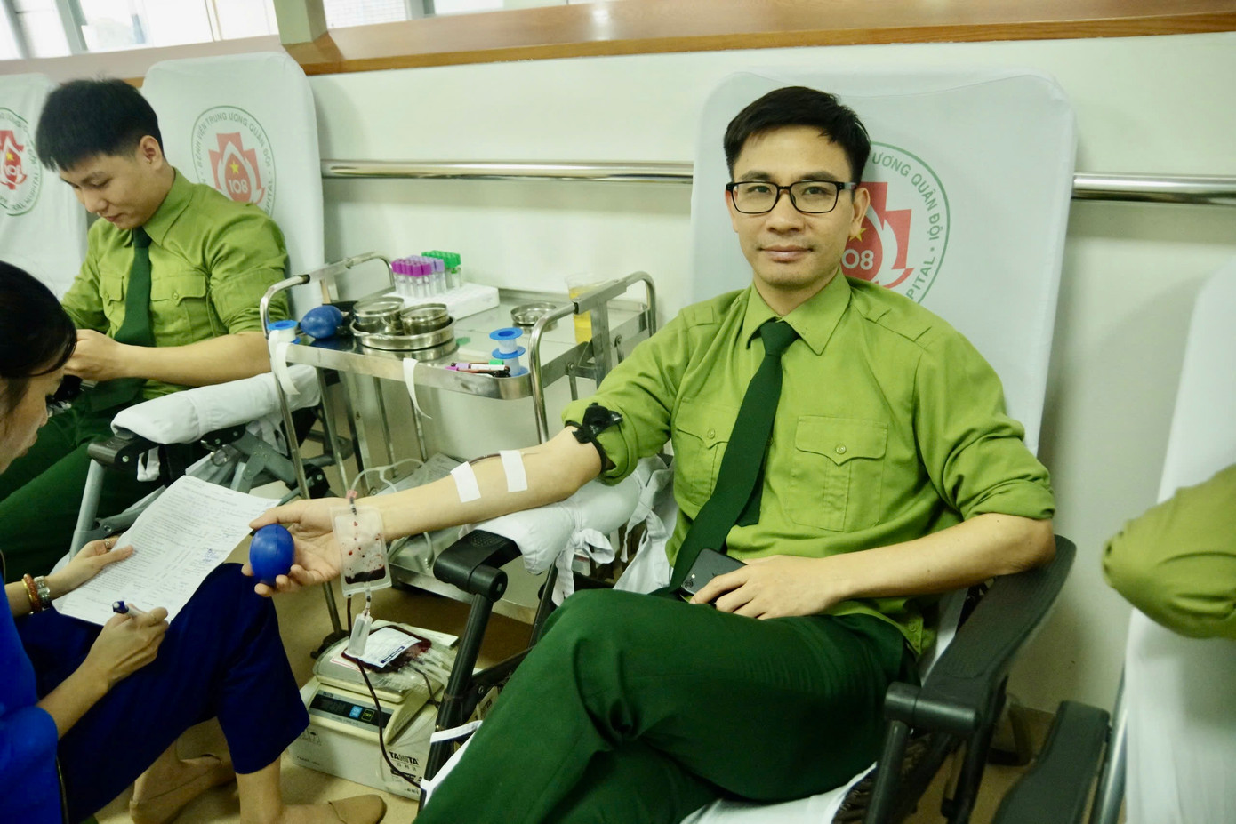 Hiến máu cứu người là nghĩa cử cao đẹp, thể hiện tinh thần chung tay vì cộng đồng của người quân nhân cách mạng. Hiến máu cứu người là nghĩa cử cao đẹp, thể hiện tinh thần chung tay vì cộng đồng của người quân nhân cách mạng.