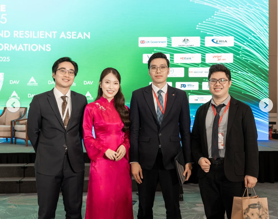 Khánh Vy chụp ảnh cùng các bạn đồng môn tại Diễn đàn Tương lai ASEAN 2025 (AFF 2025). Ảnh: MC Khánh Vy Khánh Vy chụp ảnh cùng các bạn đồng môn tại Diễn đàn Tương lai ASEAN 2025 (AFF 2025). Ảnh: MC Khánh Vy