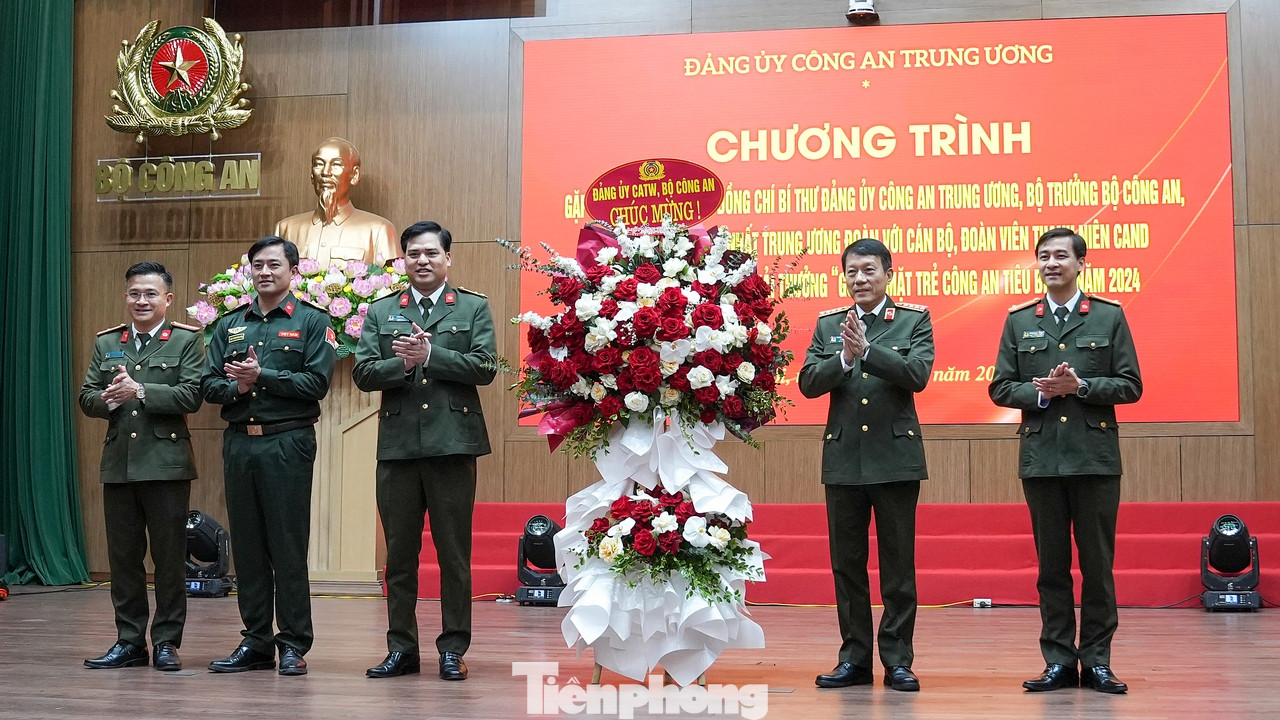 Bộ trưởng Lương Tam Quang tặng hoa chúc mừng anh Bùi Quang Huy - Bí thư thứ nhất T.Ư Đoàn và Ban Thanh niên CAND nhân dịp Kỷ niệm 94 năm Ngày thành lập Đoàn TNCS Hồ Chí Minh (26/3/1931-26/3/2025). Bộ trưởng Lương Tam Quang tặng hoa chúc mừng anh Bùi Quang Huy - Bí thư thứ nhất T.Ư Đoàn và Ban Thanh niên CAND nhân dịp Kỷ niệm 94 năm Ngày thành lập Đoàn TNCS Hồ Chí Minh (26/3/1931-26/3/2025).