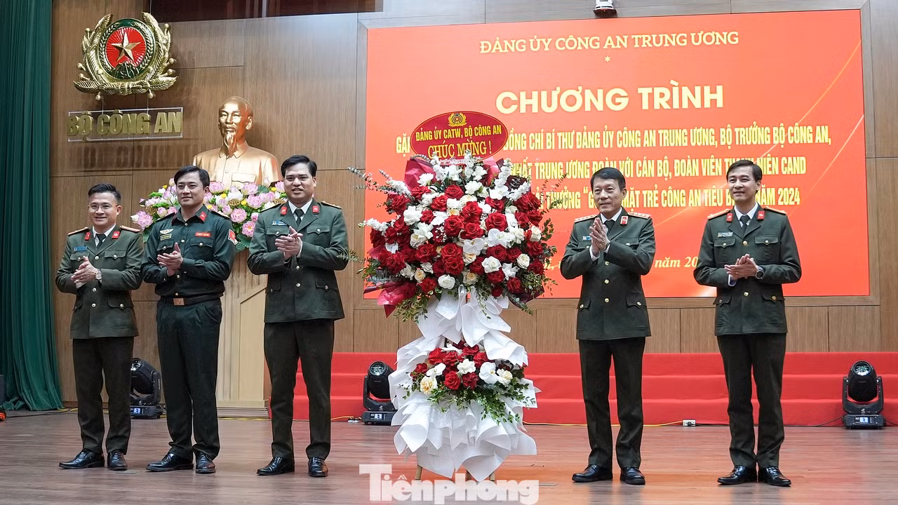 Bộ trưởng Lương Tam Quang tặng hoa chúc mừng anh Bùi Quang Huy - Bí thư thứ nhất T.Ư Đoàn và Ban Thanh niên CAND nhân dịp Kỷ niệm 94 năm Ngày thành lập Đoàn TNCS Hồ Chí Minh (26/3/1931-26/3/2025).