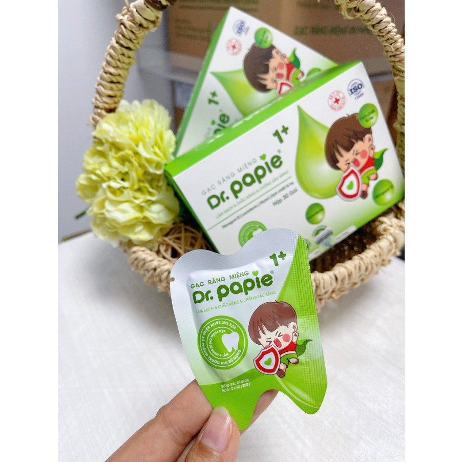 Gạc chống sâu sún răng Dr.Papie 1+ là giải pháp chăm sóc răng miệng toàn diện cho trẻ từ 1 tuổi, kết hợp làm sạch mảng bám và tái khoáng hóa men răng với bộ đôi Fibregum B và Lactoferrin, giúp ngăn ngừa sâu sún răng hiệu quả.