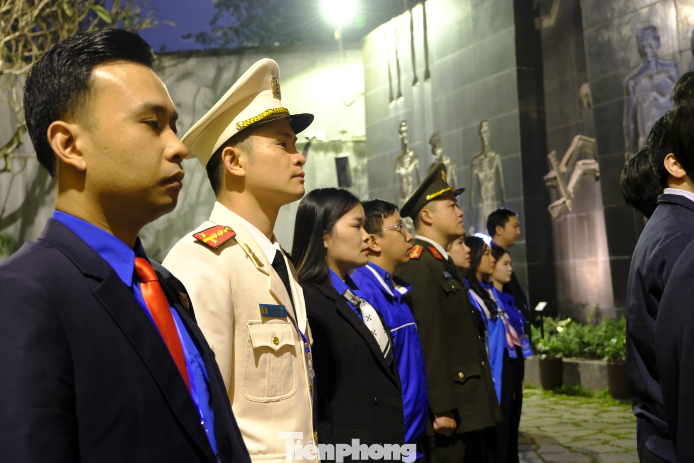 Anh Bùi Minh Tuấn - Ủy viên Ban Thường vụ, Trưởng Ban Tổ chức - Kiểm tra T.Ư Đoàn dẫn đầu đoàn đại biểu dâng hương tại Đài tưởng niệm các chiến sĩ yêu nước, cách mạng bị bắt, tù đày tại Nhà tù Hỏa Lò. Ảnh: Châu Linh