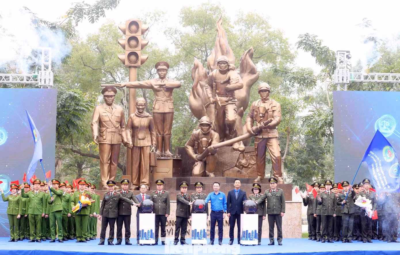 Thiếu tướng Đặng Hồng Đức - Thứ trưởng Bộ Công an và anh Nguyễn Tường Lâm - Bí thư Trung ương Đoàn, Chủ tịch T.Ư Hội LHTN Việt Nam cùng đại diện lãnh đạo các đơn vị thực hiện nghi thức xuất quân. Ảnh: Châu Linh Thiếu tướng Đặng Hồng Đức - Thứ trưởng Bộ Công an và anh Nguyễn Tường Lâm - Bí thư Trung ương Đoàn, Chủ tịch T.Ư Hội LHTN Việt Nam cùng đại diện lãnh đạo các đơn vị thực hiện nghi thức xuất quân. Ảnh: Châu Linh