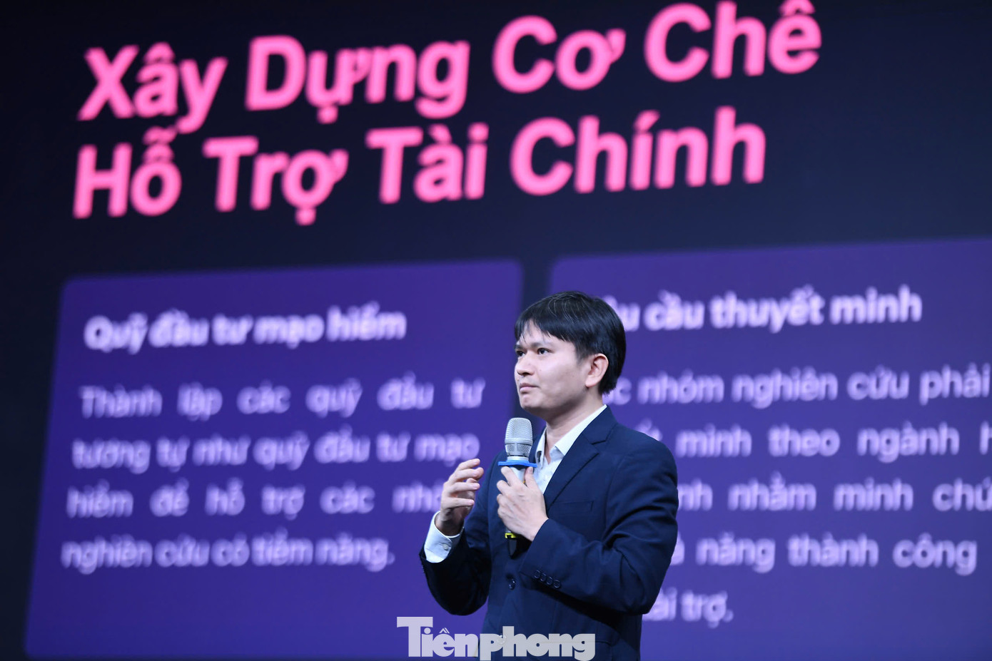 TS. Khúc Thế Anh trình bày hiến kế tại diễn đàn. Ảnh: Dương Triều TS. Khúc Thế Anh trình bày hiến kế tại diễn đàn. Ảnh: Dương Triều