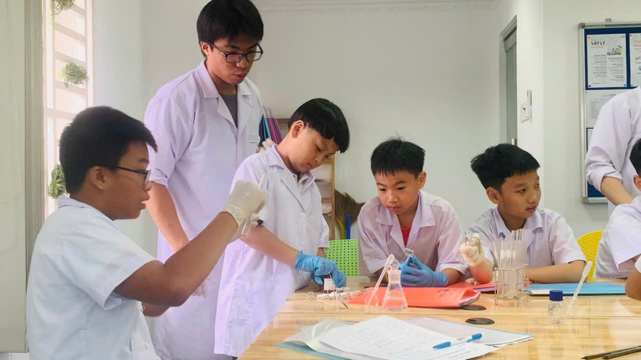 Nam sinh cũng hay chia sẻ, hướng dẫn các em học sinh đam mê hóa học. Nam sinh cũng hay chia sẻ, hướng dẫn các em học sinh đam mê hóa học.