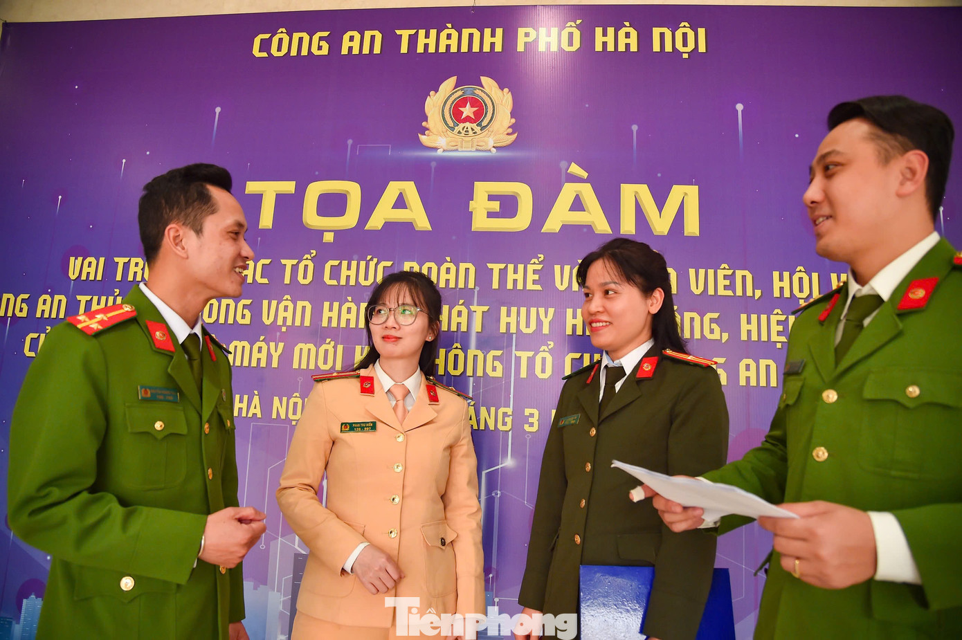 Đại biểu trao đổi, thảo luận bên lề tọa đàm. Đại biểu trao đổi, thảo luận bên lề tọa đàm.