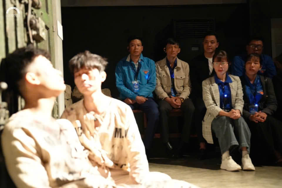 Trải nghiệm thực tế tại Hỏa Lò giúp các đại biểu cảm nhận rõ hơn những khó khăn, gian khổ mà các chiến sĩ cách mạng đã trải qua. Đây là bài học sinh động về tinh thần hy sinh, lòng kiên định và trách nhiệm của tuổi trẻ đối với đất nước.