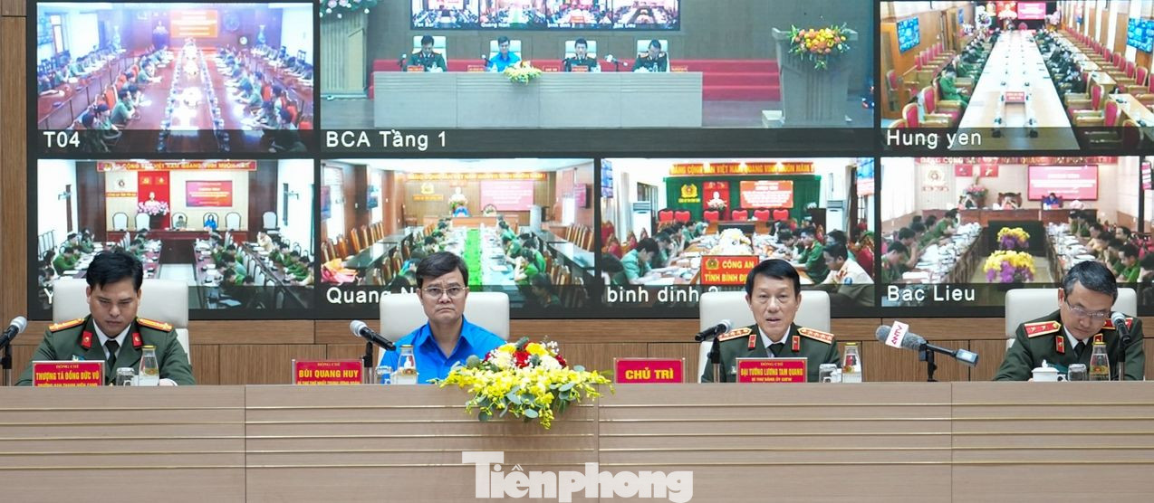 Bộ trưởng Bộ Công an Lương Tam Quang và Bí thư thứ nhất T.Ư Đoàn Bùi Quang Huy chủ trì buổi đối thoại. Bộ trưởng Bộ Công an Lương Tam Quang và Bí thư thứ nhất T.Ư Đoàn Bùi Quang Huy chủ trì buổi đối thoại.