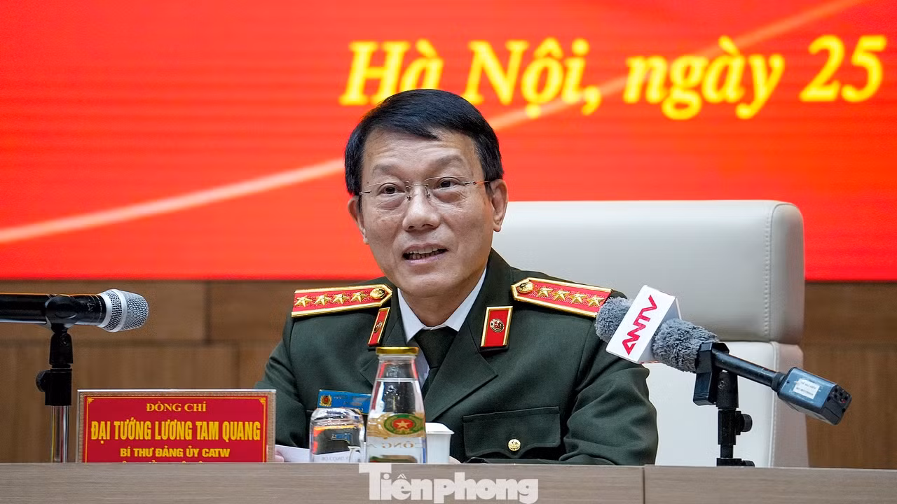 Bộ trưởng Lương Tam Quang chia sẻ tại buổi đối thoại.