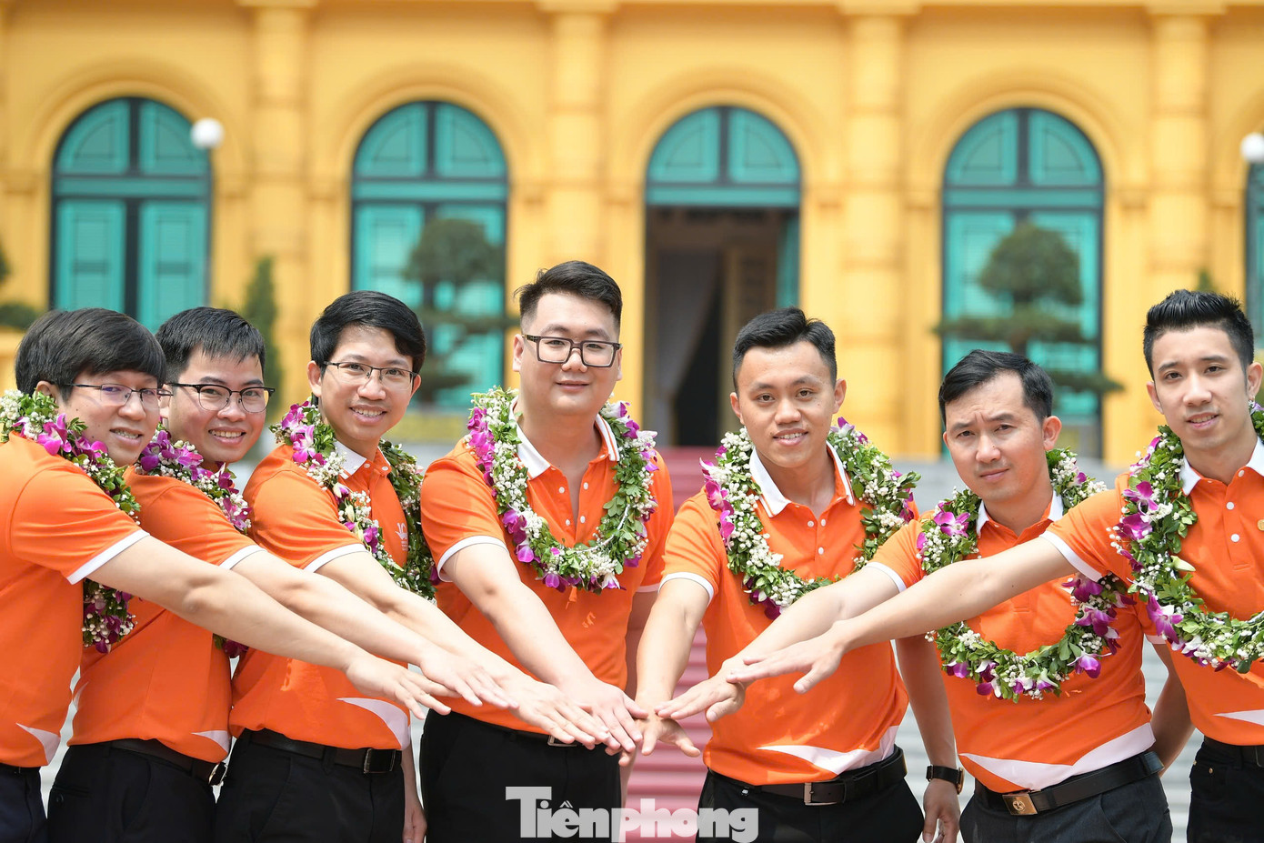 Đoàn đại biểu chụp ảnh lưu niệm tại Khu Di tích Chủ tịch Hồ Chí Minh và Phủ Chủ tịch.