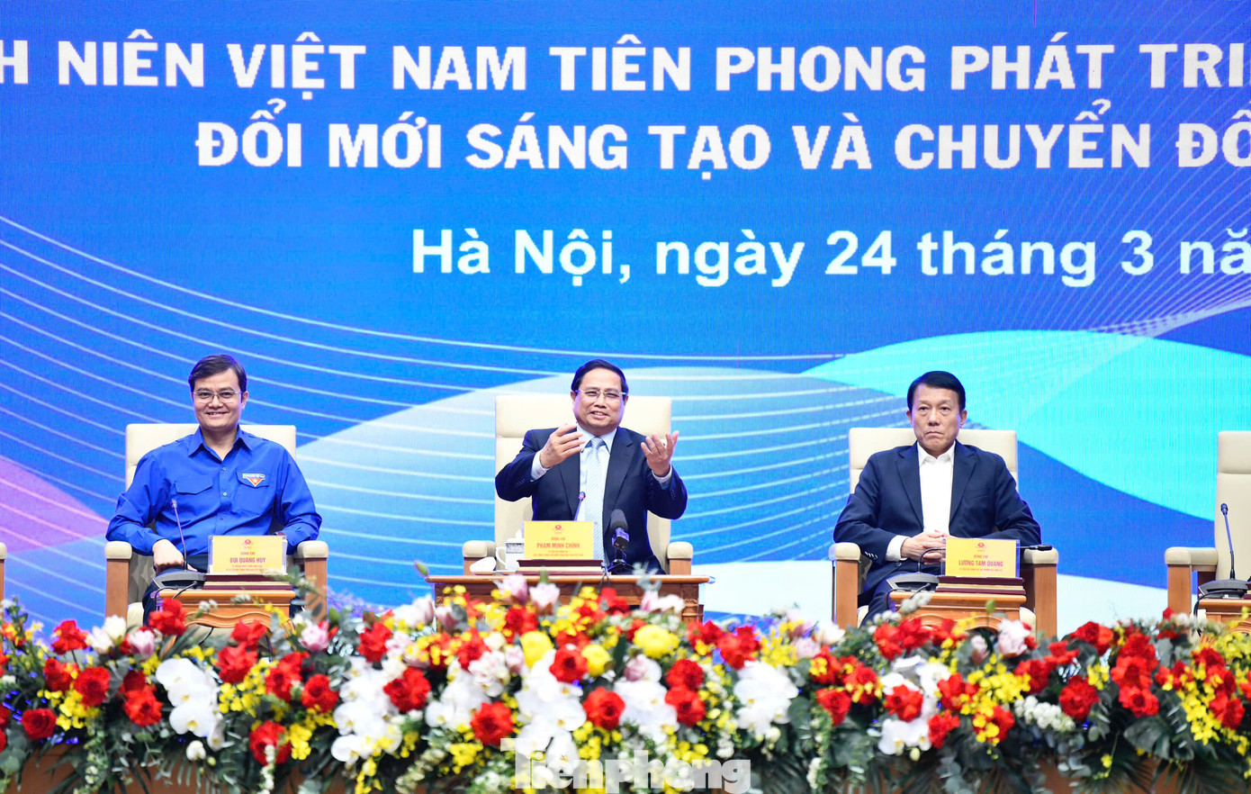 Tại buổi đối thoại, nhiều ý kiến trí tuệ và tâm huyết của trí thức trẻ, nhà khoa học, cán bộ Đoàn đã được gửi tới Thủ tướng Chính phủ. Tại buổi đối thoại, nhiều ý kiến trí tuệ và tâm huyết của trí thức trẻ, nhà khoa học, cán bộ Đoàn đã được gửi tới Thủ tướng Chính phủ.