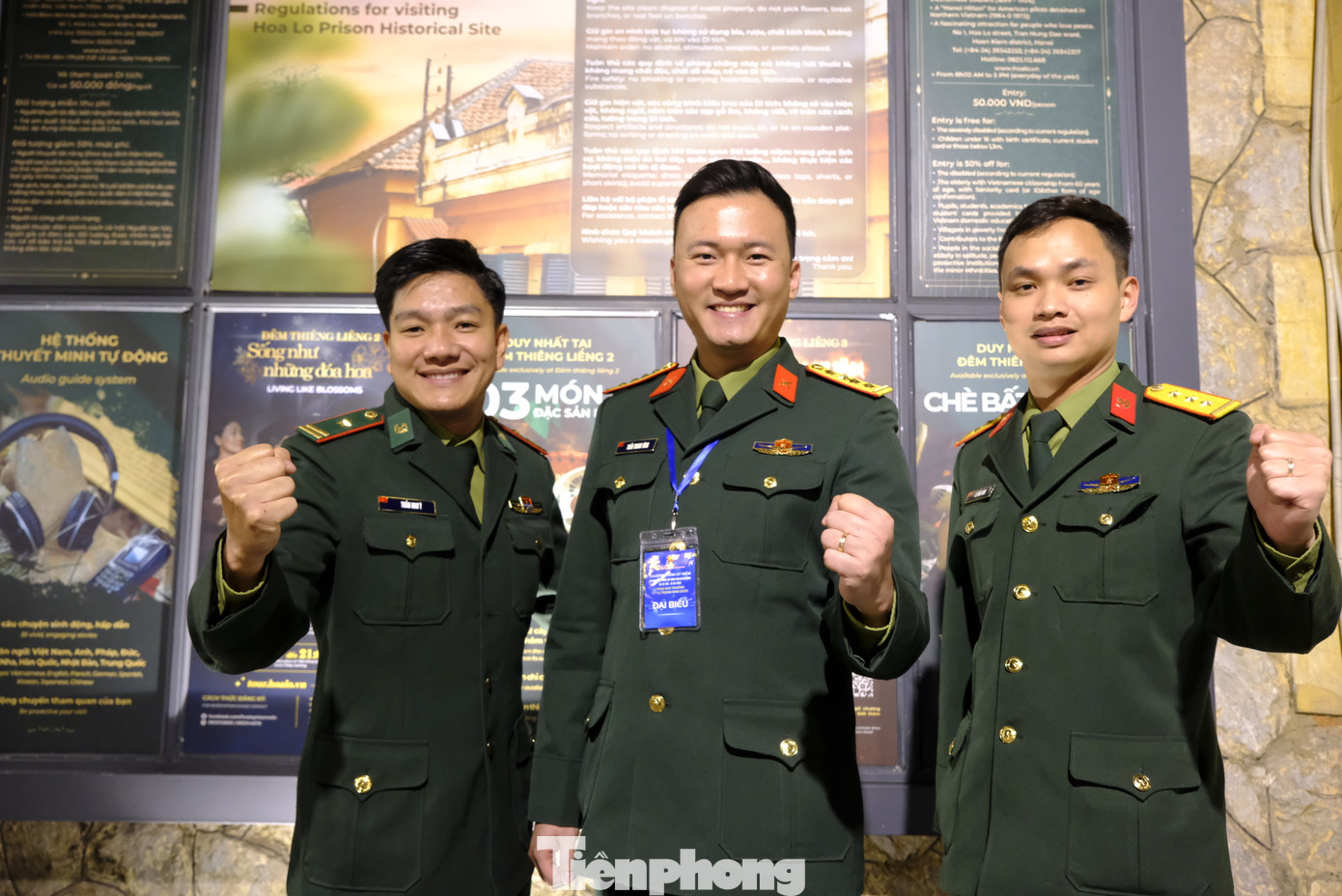 Đại úy Trần Thanh Tùng (ở giữa) - Bí thư Chi đoàn phòng Thời sự Truyền hình, Trung tâm Phát thanh - Truyền hình Quân đội, Tổng cục Chính trị QĐND Việt Nam bày tỏ: "Chúng tôi đã có cơ hội được ngược dòng thời gian về với lịch sử, cảm nhận sâu sắc những hy sinh của cha anh, những người anh hùng đã sống kiên cường, bất khuất hy sinh ngay tại nơi đây trong cuộc đấu tranh giành độc lập. Có thể khẳng định, đây là nơi giáo dục truyền thống lịch sử, truyền lửa lòng yêu nước, tinh thần bất khuất, kiên trung của thế hệ đi trước tới lớp trẻ, giúp cho chúng tôi, những người trẻ thêm yêu, thêm trân quý độc lập, tự do mà cha anh đã phải hy sinh máu xương để có được". Ảnh: Châu Linh