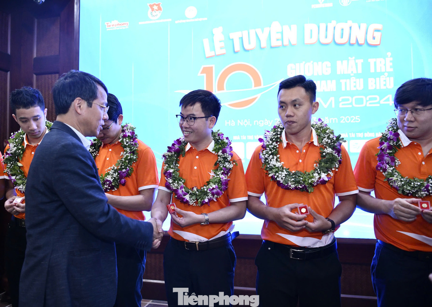 Ông Nguyễn Văn Dương - Phó Giám đốc Khu di tích Chủ tịch Hồ Chí Minh trao Huy hiệu Bác Hồ cho các Gương mặt trẻ Việt Nam tiêu biểu và triển vọng năm 2024.