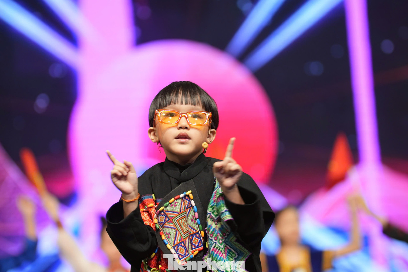 Rapper nhí Xệ Xệ - em bé "chất" 7 tuổi cũng sẽ xuất hiện trong Lễ tuyên dương tối nay.