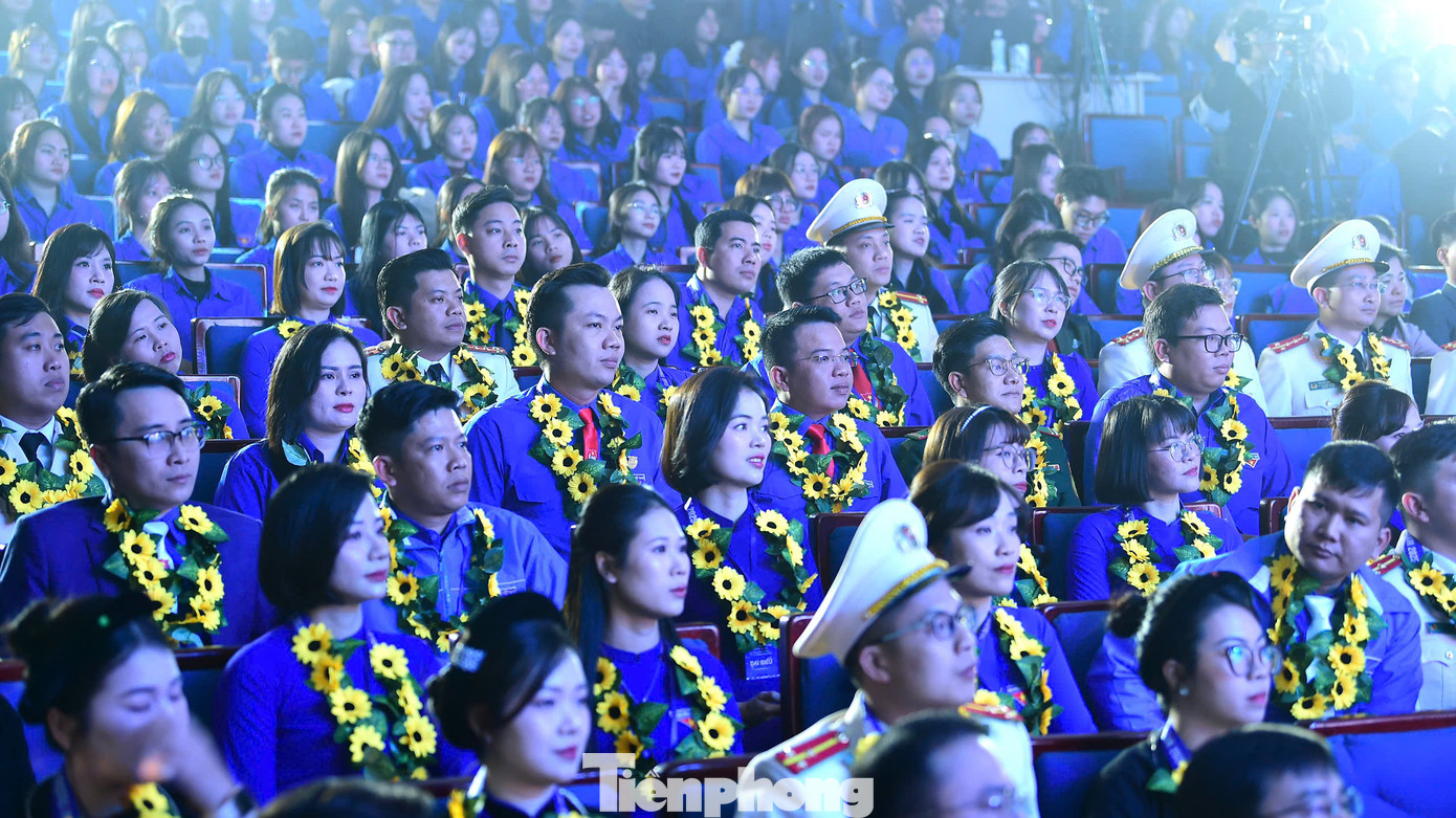 Các đại biểu nhận Giải thưởng Lý Tự Trọng năm 2025. Ảnh: Xuân Tùng