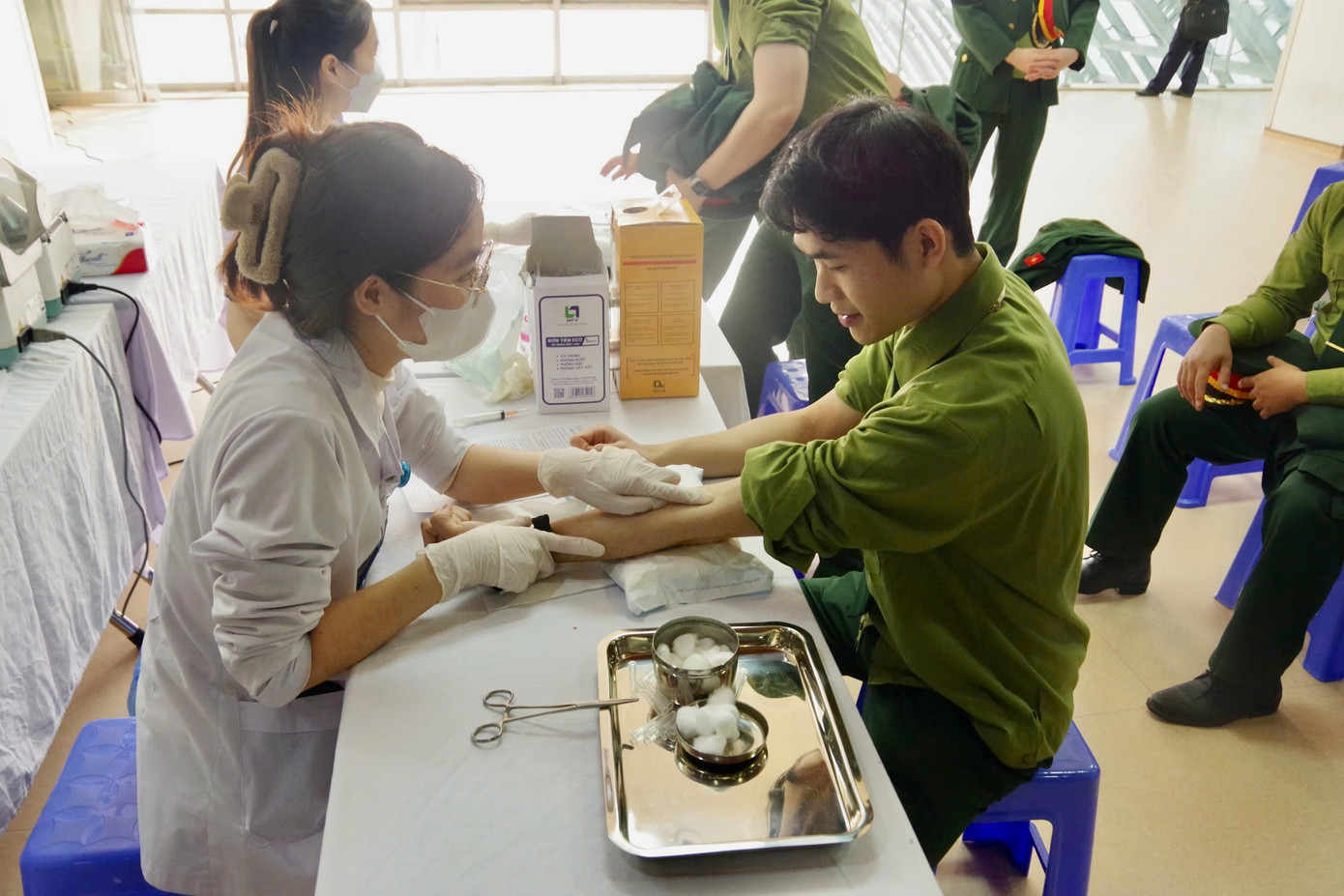 Các cán bộ, đoàn viên, thanh niên tham gia buổi hiến máu tình nguyện tại Bệnh viện Trung ương Quân đội 108. Các cán bộ, đoàn viên, thanh niên tham gia buổi hiến máu tình nguyện tại Bệnh viện Trung ương Quân đội 108.