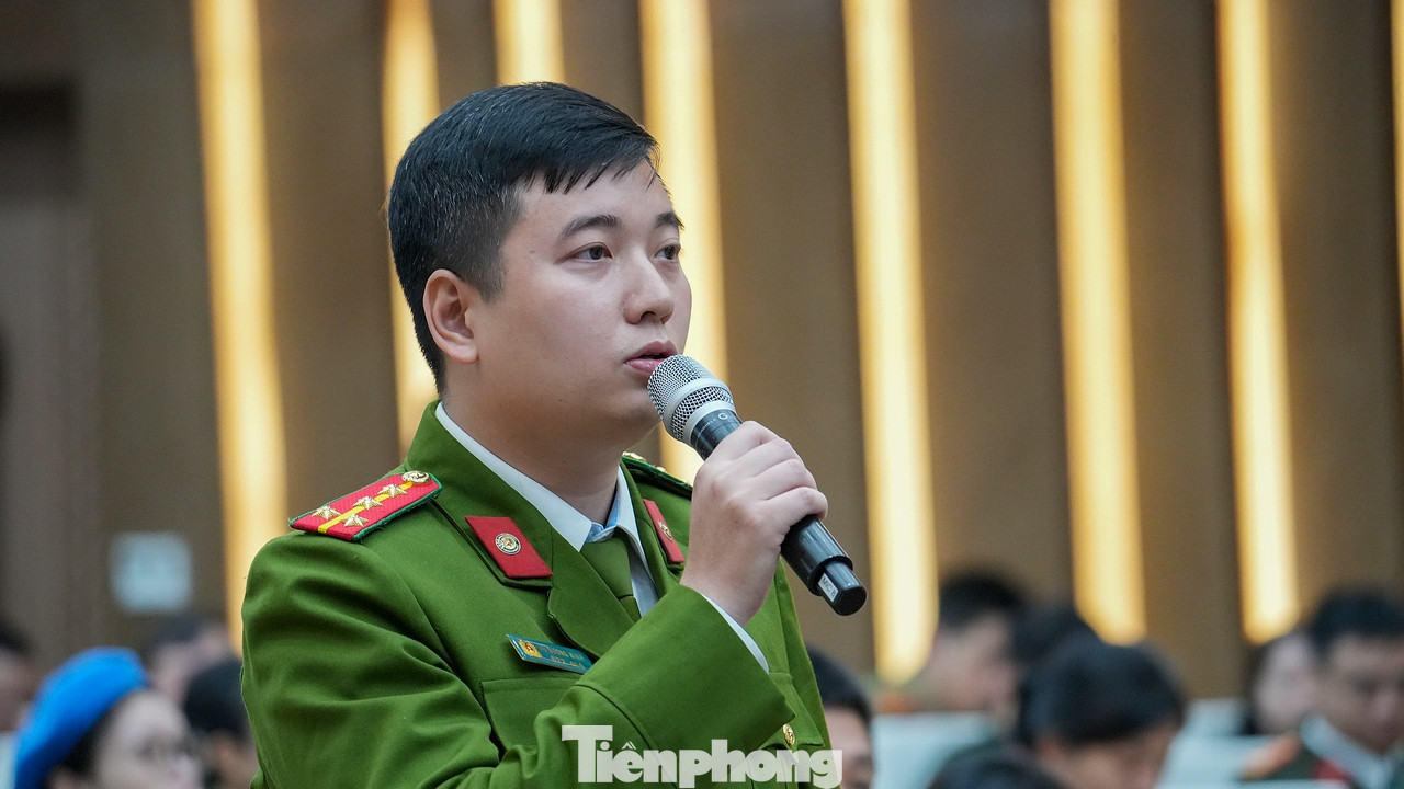 Đại úy Vũ Dương Minh - Phó Bí thư Đoàn Thanh niên Cục Cảnh sát quản lý hành chính về trật tự xã hội. Đại úy Vũ Dương Minh - Phó Bí thư Đoàn Thanh niên Cục Cảnh sát quản lý hành chính về trật tự xã hội.