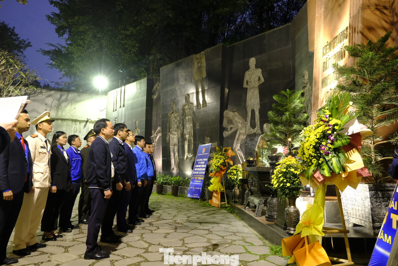 Anh Bùi Minh Tuấn - Ủy viên Ban Thường vụ, Trưởng Ban Tổ chức - Kiểm tra T.Ư Đoàn dẫn đầu đoàn đại biểu dâng hương tại Đài tưởng niệm các chiến sĩ yêu nước, cách mạng bị bắt, tù đày tại Nhà tù Hỏa Lò. Ảnh: Châu Linh