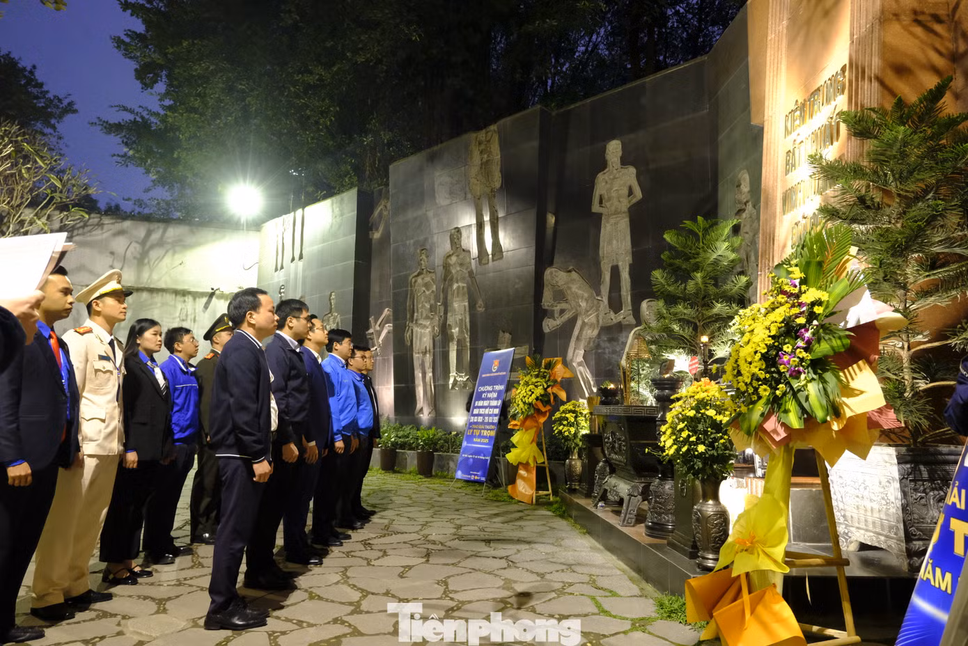 Anh Bùi Minh Tuấn - Ủy viên Ban Thường vụ, Trưởng Ban Tổ chức - Kiểm tra T.Ư Đoàn dẫn đầu đoàn đại biểu dâng hương tại Đài tưởng niệm các chiến sĩ yêu nước, cách mạng bị bắt, tù đày tại Nhà tù Hỏa Lò. Ảnh: Châu Linh
