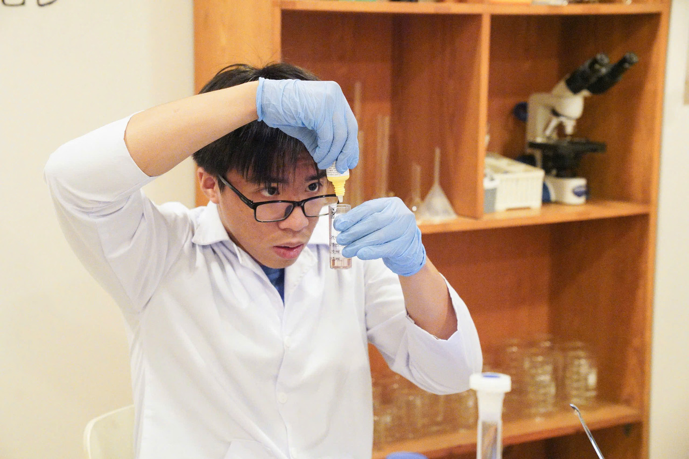 Bài luận viết về ông nội đã giúp nam sinh Mai Xuân Khôi ghi dấu ấn với hội đồng tuyển sinh của Đại học Johns Hopkins. Bài luận viết về ông nội đã giúp nam sinh Mai Xuân Khôi ghi dấu ấn với hội đồng tuyển sinh của Đại học Johns Hopkins.