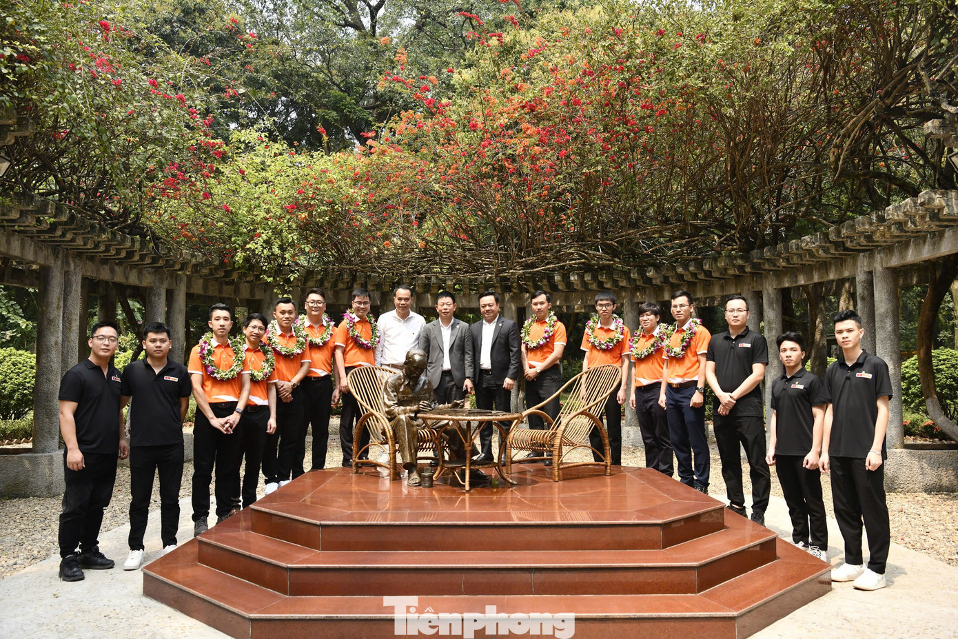 Đoàn đại biểu chụp ảnh lưu niệm tại Khu Di tích Chủ tịch Hồ Chí Minh và Phủ Chủ tịch.