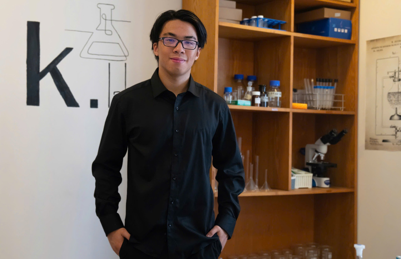 Khôi chụp ảnh ở phòng lab tại nhà. Khôi chụp ảnh ở phòng lab tại nhà.