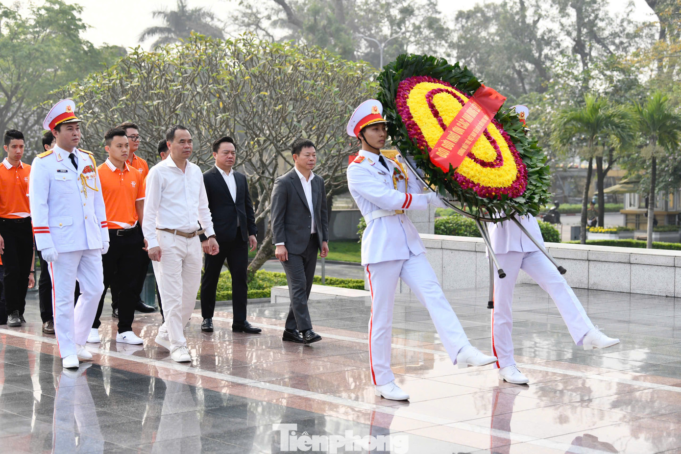 Nhà báo Phùng Công Sưởng - Tổng Biên tập Báo Tiền Phong, Giám đốc Quỹ Hỗ trợ Tài năng trẻ Việt Nam cùng các Gương mặt trẻ Việt Nam tiêu biểu và triển vọng 2024 dâng hương, đặt vòng hoa tưởng niệm các Anh hùng Liệt sĩ tại Đài tưởng niệm các Anh hùng Liệt sĩ.