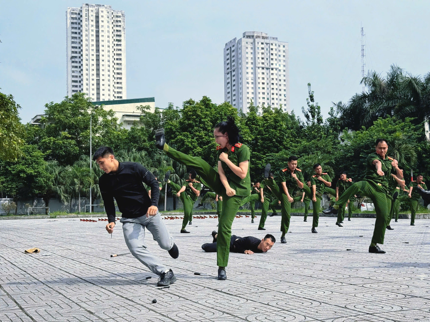 Thiếu tá Phạm Thanh Mai trong lúc tập luyện. Thiếu tá Phạm Thanh Mai trong lúc tập luyện.