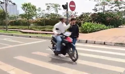 10 video ‘hot’: Cô gái bị giật túi xách khi vừa ra khỏi thang máy ảnh 6