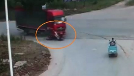 10 video ‘hot’: Hai thanh niên giật dây chuyền táo tợn giữa phố Hà Nội ảnh 4