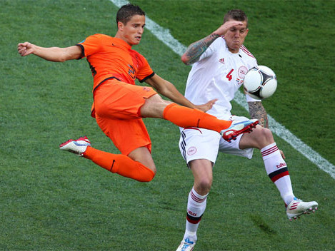 Đan Mạch (áo trắng) phòng ngự khá kiên cường trước sức ép của Hà Lan. Đan Mạch (áo trắng) phòng ngự khá kiên cường trước sức ép của Hà Lan