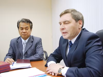 Cao Mỹ Lợi (bên trái) và Tổng Giám đốc Apmaev Victor Xtephanovic. Cao Mỹ Lợi (bên trái) và Tổng Giám đốc Apmaev Victor Xtephanovic