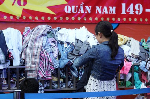 Người dân TP.HCM thỏa sức mua sắm với nhiều mặt hàng mới, giá thành mềm mại Bài viết: http://news.zing.vn/Hang-giam-gia-ngap-tran-duong-pho-Sai-Gon-post378001.html Nguồn Zing News 