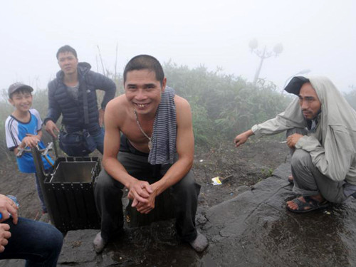 Leo lên đến Chùa Đồng, nhiều du khách toát mồ hôi nên buộc phải cởi áo hóng gió mặc dù trời vẫn rất lạnh, mưa phùn và sương mù dày đặc