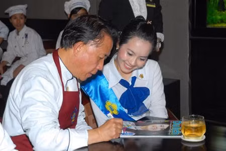 Trong lần gặp gỡ với vua đầu bếp Jan Can Cook, Huyền Trang được vua đầu bếp dành lời khen về vẻ đẹp trong sáng