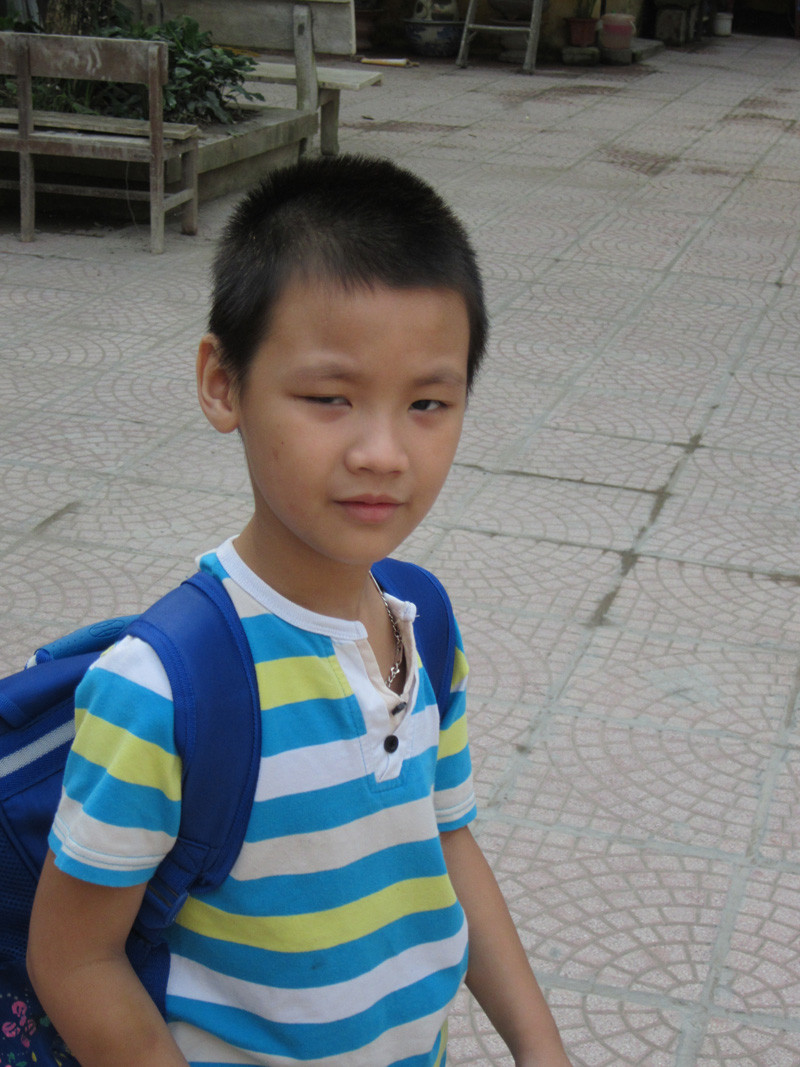 Hiếu trong sân trường