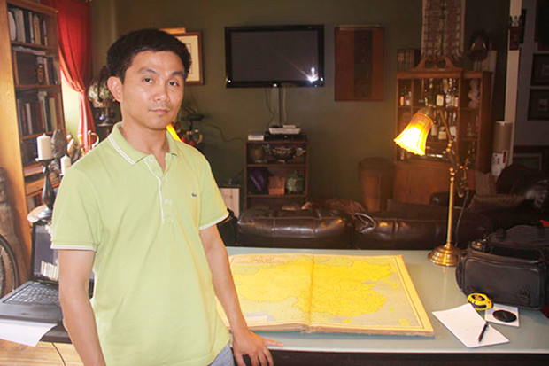 Trần Thắng với bộ sưu tập bản đồ cổ (ảnh nhỏ). Ảnh: IVCE.org Trần Thắng với bộ sưu tập bản đồ cổ (ảnh nhỏ)