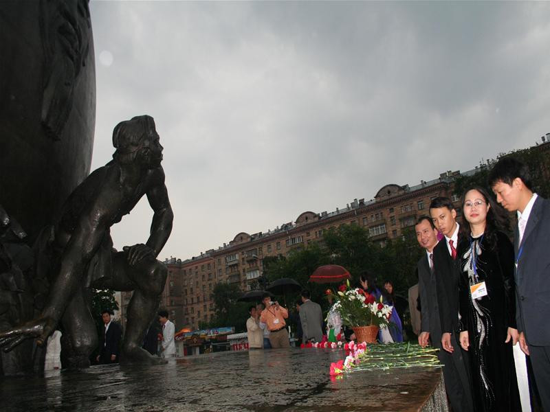 Bí thư thường trực TƯ Đoàn, Chủ tịch Hội Sinh viên Việt Nam Lâm Phương Thanh cùng các đại biểu dâng hoa tại Quảng trường Hồ Chí Minh . Ảnh : Đ.T Bí thư thường trực TƯ Đoàn, Chủ tịch Hội Sinh viên Việt Nam Lâm Phương Thanh cùng các đại biểu dâng hoa tại Quảng trường Hồ Chí Minh . Ảnh : Đ.T